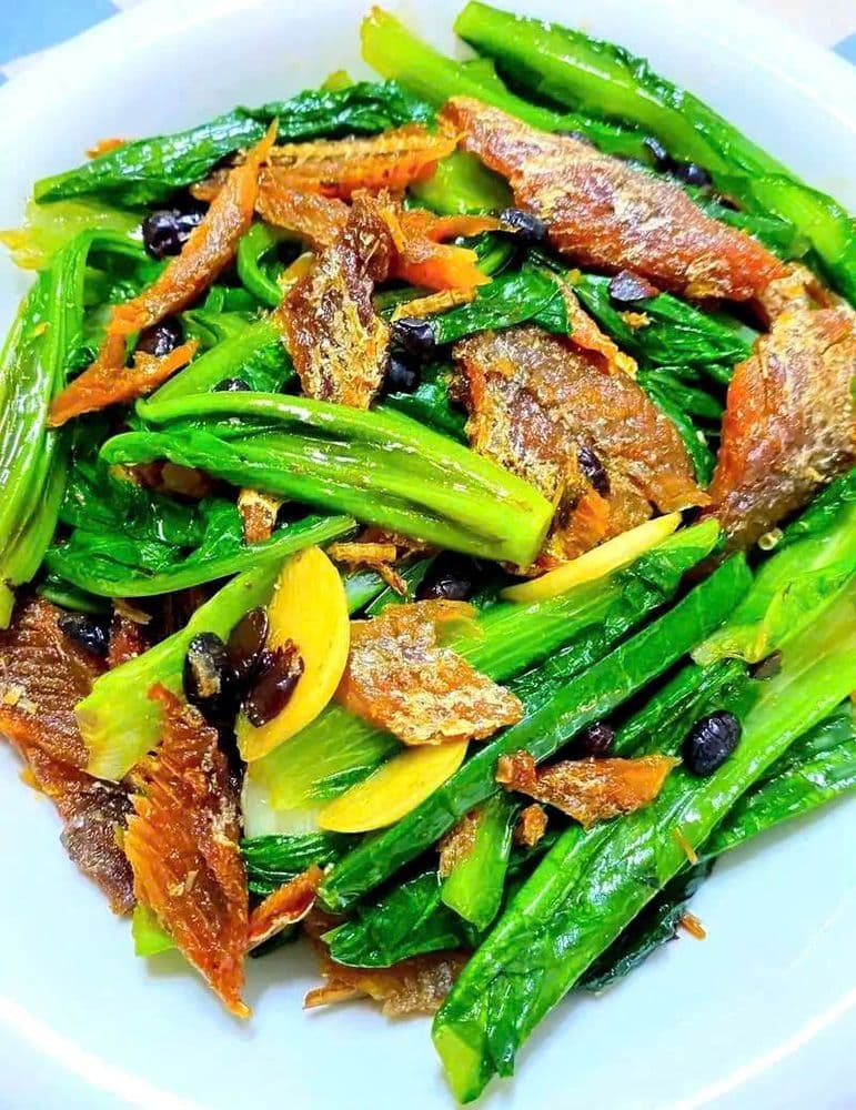 Rau tần xuân xào cá tầu xì