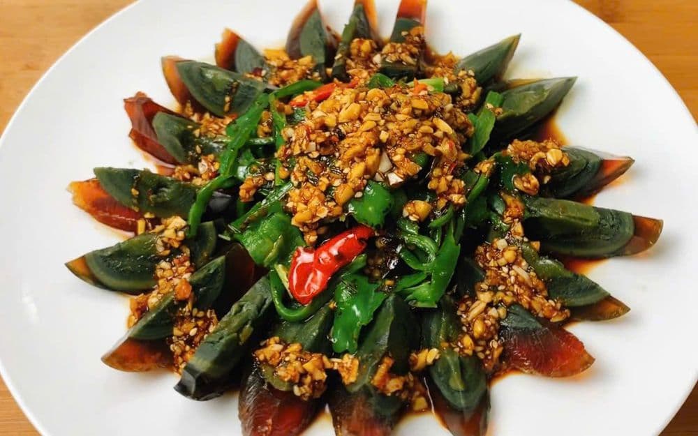 Trứng bắc thảo trộn sốt ớt nướng