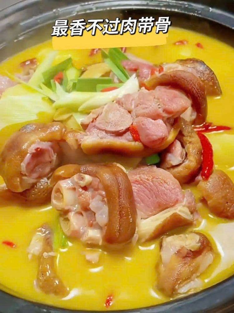 Chân giò gác bếp hầm ngó xuân